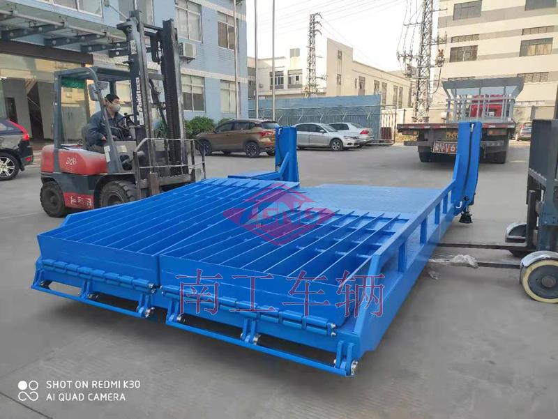 非标订制8吨移动式登车桥