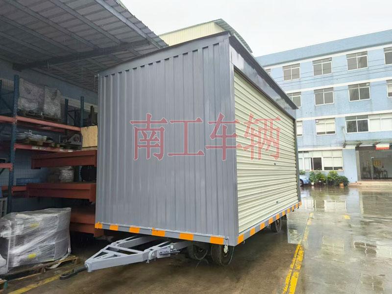 10吨箱式安博官方网页版-安博（中国）两侧带卷帘门 牵引雨篷拖车